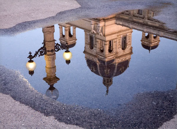 Viena - cúpula do museu espelho no plash — Fotografia de Stock