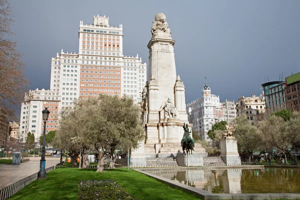 Madryt – pomnik Cervantesa, zaprojektowany przez architektów rafael martinez zapatero i pedro muguruza i rzeźbiarz lorenzo coullaut valera od roku 1925-1957 na plaza espana. — Zdjęcie stockowe