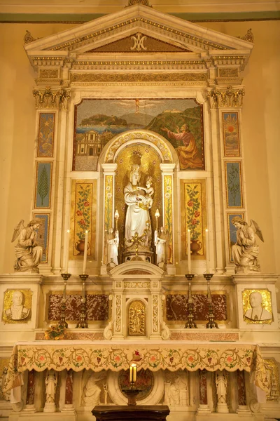 PALERMO - APRIL 8: Side altar and statue of Madonna with child from church Convento Dei Carmelitani Scalzi on April 8, 2013 in Palermo, Italy. — Stockfoto