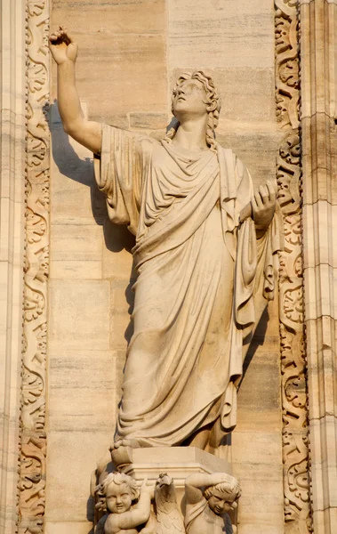 Milán - estatua del apóstol Juan de la fachada oeste de la catedral del Duomo — Foto de Stock