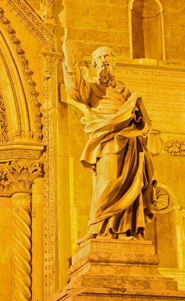 PALERMO - APRIL 7: St. Paul from west portal of Cathedral or Duomo at night on April 7, 2013 in Palermo, Italy. — Stock Photo, Image