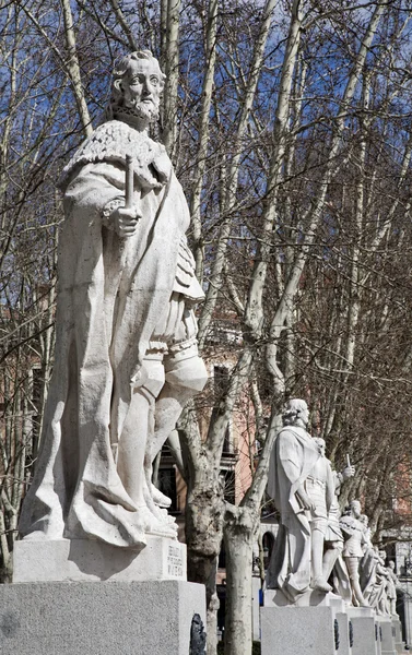 Madrid - Las estatuas (19. céntimo.) representan a los gobernantes romanos, visigodos y cristianos de la Plaza de Oriente — Foto de Stock