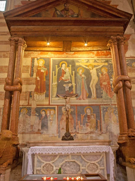 Verona - 27. januar: seitlicher altar aus geknüpften säulen. Fresken des unbekannten Künstlers 14. - 15. Jh. in basilica san zeno am 27. januar 2013 in verona, italien. — Stockfoto