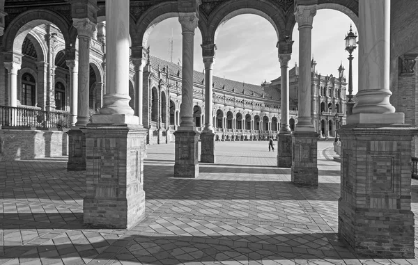 SEVILLE, ESPANHA - OUTUBRO 28, 2014: O pórtico da praça Plaza de Espana projetado por Anibal Gonzalez (1920) em estilo Art Deco e Neo-Mudejar . — Fotografia de Stock