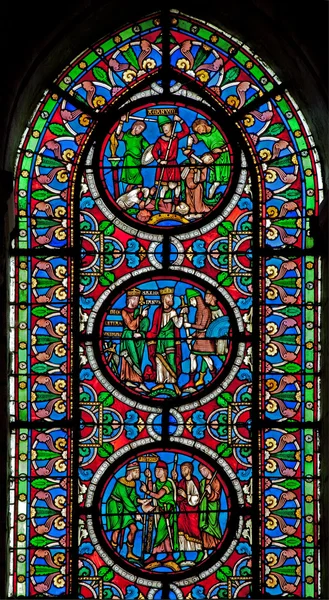 PARIGI, FRANCIA - 16 GIUGNO 2011: Il vetro della chiesa gotica di Saint Denis con le scene della storia francese . — Foto Stock