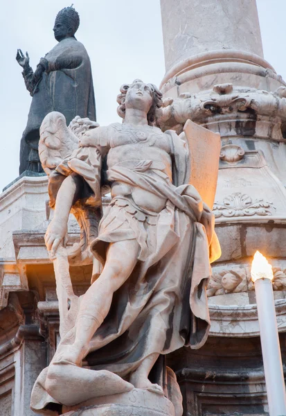 Palermo - San Domenico - kyrkan Saint Dominic och ärkeängeln Michael på barock kolonn — Stockfoto