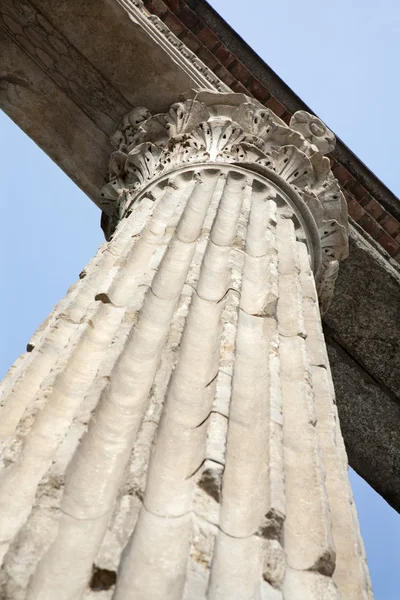 Milão - coluna de Roma pela igreja de San Lorenzo — Fotografia de Stock