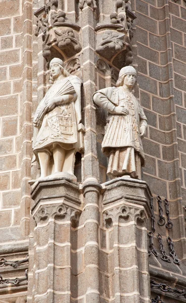 TOLEDO - 8 DE MARZO: Estatuas de la fachada Este del Monasterio San Juan de los Reyes o Monasterio de San Juan de los Reyes en Toledo, España . —  Fotos de Stock