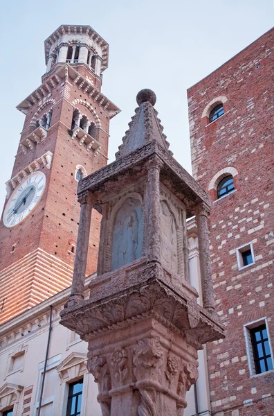 Verona - Lamberti Kulesi ve sütun — Stok fotoğraf