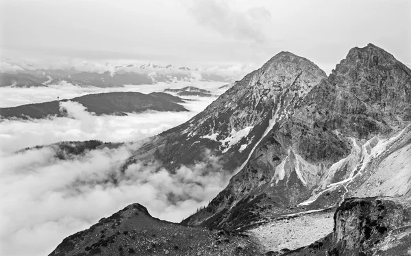 ダッハシュタイン山塊 - オーストリアの南の顔の下のアルプス — ストック写真