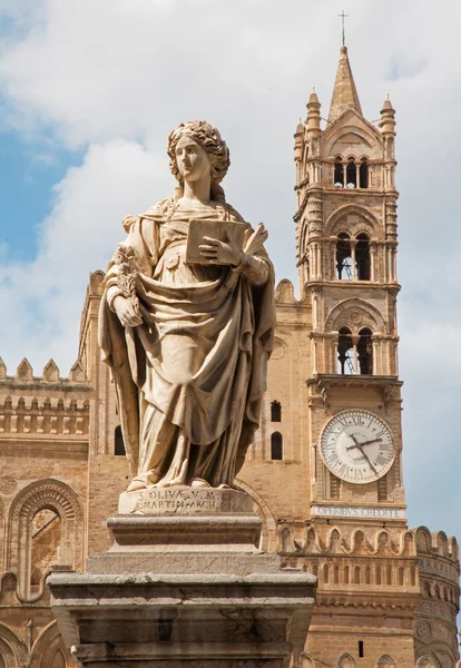 Palermo - standbeeld van Santa Olivia voor de Dom — Stockfoto