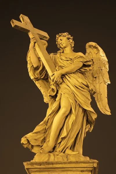 Рим - ангел с крестом у Эрколе Ферраты - мост Ангелов ночью — стоковое фото