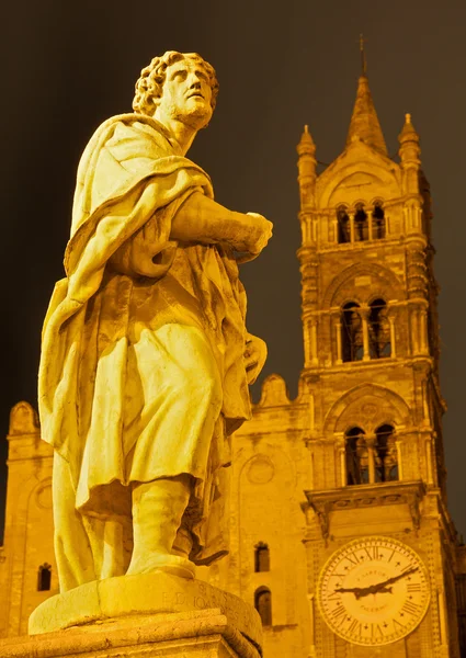 Palermo - Zuid-portaal of kathedraal Duomo en standbeeld van st. Proculus nachts — Stockfoto