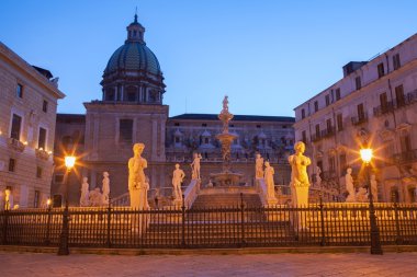 Palermo - Alacakaranlıkta Piazza Pretoria 'da Floransa Çeşmesi