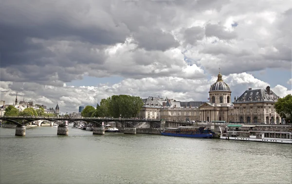 Париж - мосту мистецтв і Instutut де Франс — стокове фото