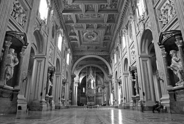 ROME, MARS - 22 : Nef de la basilique du Latran de saint Jean avec les statues des apôtres. 22 mars 2012 à Rome, Italie — Photo