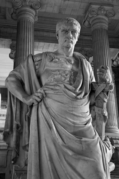 古代执法 Domitius Ulpianus 从打开 vestiubule 的司法宫在 2012 年 6 月 22 日在布鲁塞尔举行的布鲁塞尔-6 月 22 日: 雕像. — 图库照片