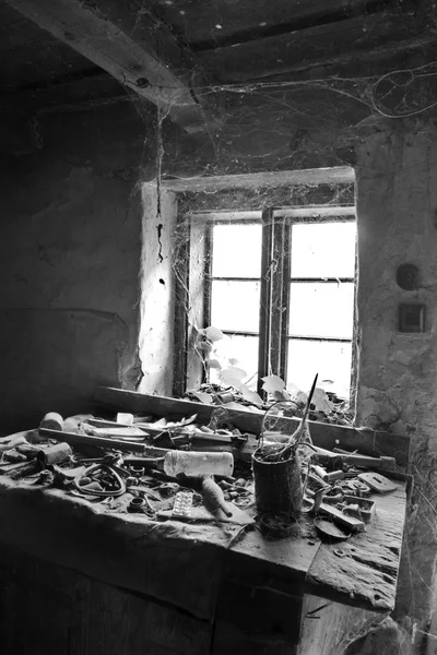 Wanorde op de tafel van oud huis — Stockfoto