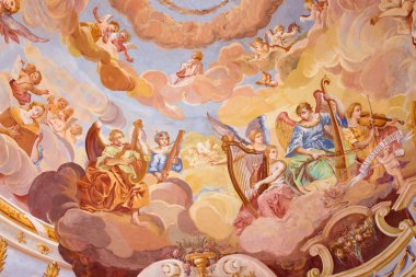 BANSKA STIAVNICA, SLOVAKIA - 20 FEBRUARY 2015: Barok süvarisinin orta kilisesinde freskin ayrıntıları Anton Schmidt tarafından 1745 yılından. Müzik aletleri olan melekler..