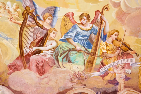 BANSKA STIAVNICA, SLOWAKIJE - FEBRUARI 20, 2015: Het detail van fresco op koepel in de middelste kerk van barokke calvarie door Anton Schmidt uit 1745. Engelen met de muziekinstrumenten. — Stockfoto