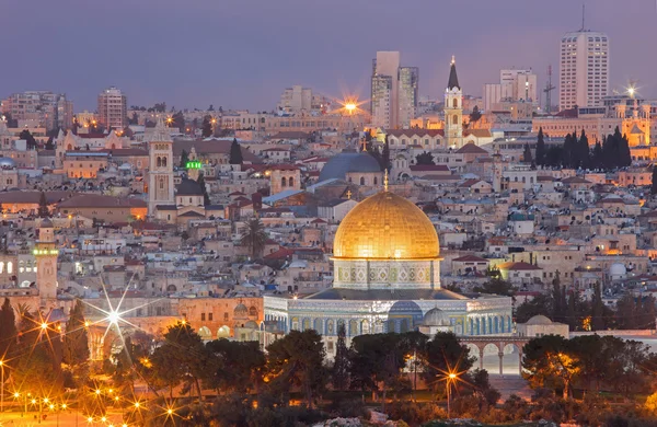 Jerusalem - Utsikt från Oljeberget till den gamla staden i skymningen — Stockfoto
