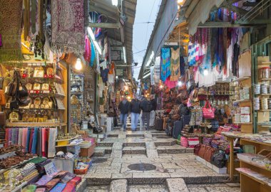 Jerusalem, İsrail - 3 Mart 2015: Old town adlı tam faaliyet pazar sokak.
