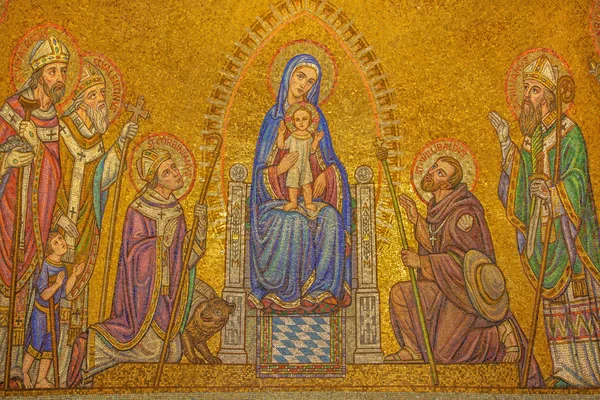 JERUSALEM, ISRAEL - MARCH 3, 2015: The mosaic of Madonna among the saints in Dormition abbey by Benedictine Radbod Commandeur from the Benedictine Abbey of Maria Laach from 20. cent. — Stock fotografie