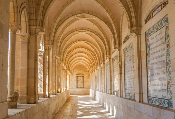JERUSALEM, ISRAEL - MARCH 3, 2015: The gothic corridor of atrium in Church of the Pater Noster on Mount of Olives. — 图库照片
