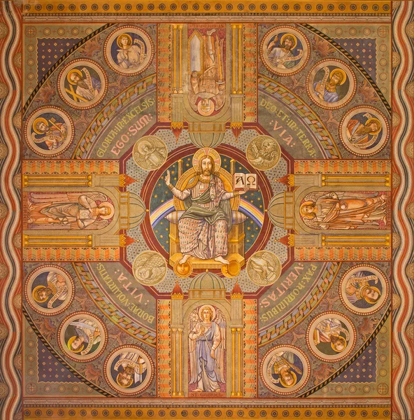 JERUSALEM, ISRAEL - MARCH 3, 2015: Jesus the Pantokrator and the apostle. Paint on the ceiling of Evangelical Lutheran Church of Ascension designed by H. Schaper and F. Pfannschmidt (1988-1991). — Zdjęcie stockowe
