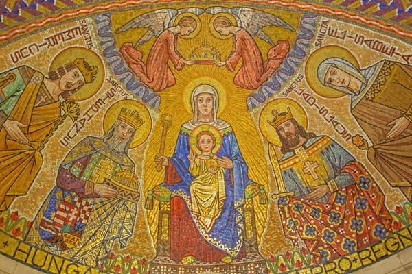 JERUSALEM, ISRAEL - MARCH 3, 2015: The mosaic of Madonna in Hungarian chapel (lower church) in Dormition abbey by Benedictine Radbod Commandeur from the Benedictine Abbey of Maria Laach from 20. cent. — Stockfoto