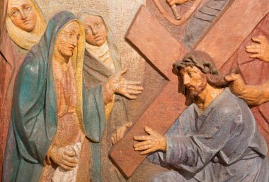 Banska Stiavnica, Slovakya - 5 Şubat 2015: İsa'nın annesi yaşındaki 1744-1751 Barok Calvary parçası olarak karşılayan oyma kabartma detayını.