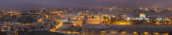 Jerusalén - El Panorama del Monte de los Olivos a la ciudad vieja al atardecer — Foto de Stock