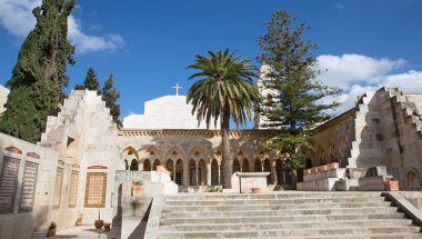 JERUSALEM, ISRAEL - 3 Mart 2015: Zeytin Dağı 'ndaki Baba Noster Kilisesi' nin Gotik Avlu Koridoru.
