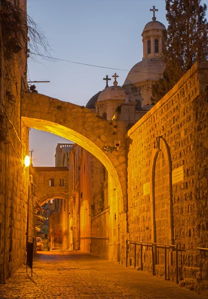 Jerusalém - Via Dolororosa ao entardecer com a capela da Flagelação ao fundo. — Fotografia de Stock