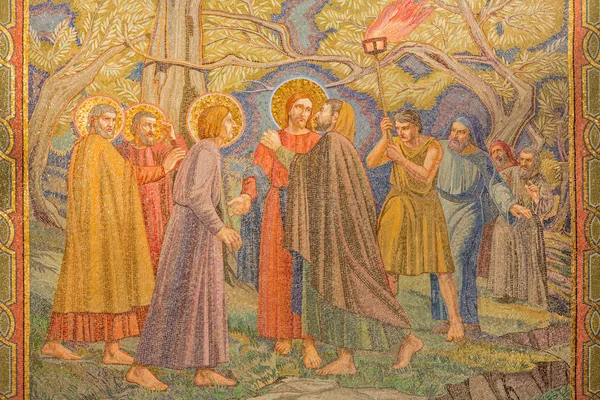 JERUSALEM, ISRAEL - MARCH 3, 2015: The mosaic of the betrayal of Jesus in Gethsemane garden in The Church of All Nations (Basilica of the Agony) by Pietro D'Achiardi (1922 - 1924). — Stok fotoğraf