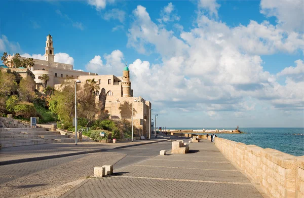 Tel aviv, israel - 2. März 2015: die Uferpromenade unter der alten Jaffa in tel aviv am Morgen. — Stockfoto