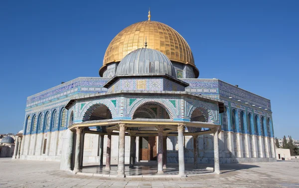 JERUSALEM, ISRAEL - 5 de marzo de 2015: El Dom de la Roca en el Monte del Templo en la Ciudad Vieja. La cúpula fue construida por orden del califa omeya Abd al-Malik (689 y 691) y azulejada por el sultán Suleiman. — Foto de Stock