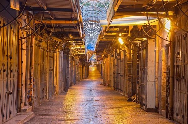 Jerusalem, israel - 4. März 2015: die morgendliche Marktstraße in der Altstadt. — Stockfoto