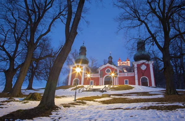 Banska Stiavnica -バロック様式のカルヴァリーの下の教会は、年に建てられました1744 - 1751冬の夕暮れに. — ストック写真