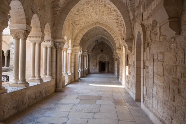 BETHLEHEM, ISRAEL - MARCH 6, 2015: The gothic corridor of atrium at St. Catharine church. — Stok fotoğraf