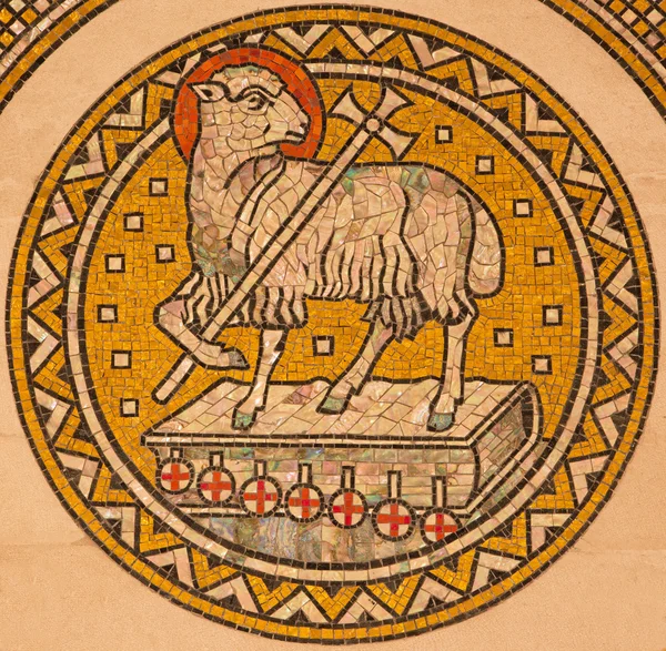 JERUSALEM, ISRAEL - MARCH 3, 2015: The lamb of God.  Mosiaic on the side altar of Evangelical Lutheran Church of Ascension designed by H. Schaper and F. Pfannschmidt (1988-1991). — Zdjęcie stockowe