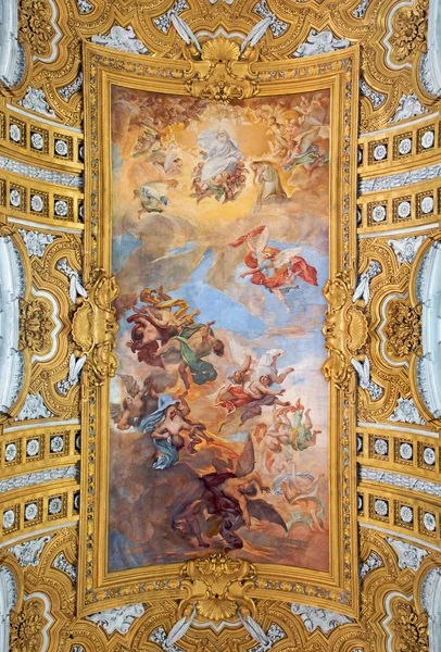 ROME, ITALY - MARCH 25, 2015: The fresco The Fall of the Rebelious Angels on the vault of nave by Giacinto Brandi in baroque church Basilica dei Santi Ambrogio e Carlo al Corso. — Stockfoto