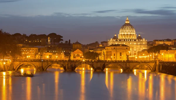 罗马-天使桥和圣彼得斯堡大教堂在傍晚黄昏 — 图库照片