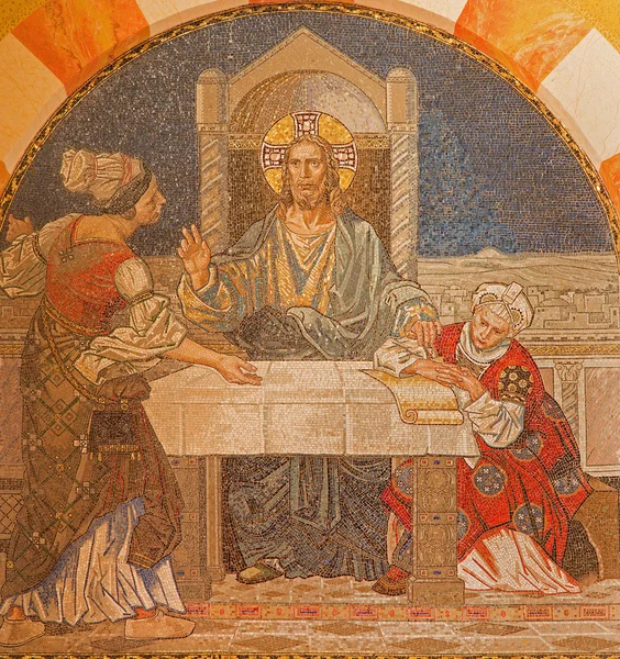 GERUSALEMME, ISRAELE 3 MARZO 2015: Gesù con Marta e Maria. Mosaico sul coro della Chiesa evangelica luterana dell'Ascensione progettato da H. Schaper e F. Pfannschmidt (1988-1991 ). — Foto Stock