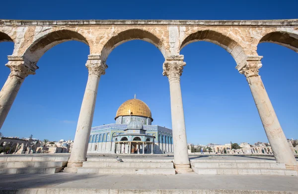 JERUSALEM, ISRAEL - MARCH 5, 2015: The Dom of Rock on the Temple Mount in the Old City.圆顶塔是由Umayyad Caliph Abd al-Malik（689年和691年）下令建造的，由苏丹苏莱曼主持. — 图库照片