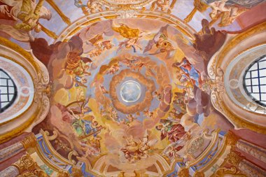 BANSKA STIAVNICA, SLOVAKIA - 20 Şubat 2015: Anton Schmidt 'in 1745' ten beri Barok süvarisinin orta kilisesindeki cupola üzerine fresk. Müzik aletleri olan melekler..