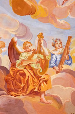 BANSKA STIAVNICA, SLOVAKIA - 20 FEBRUARY 2015: Barok süvarisinin orta kilisesinde freskin ayrıntıları Anton Schmidt tarafından 1745 yılından. Müzik aletleri olan melekler..