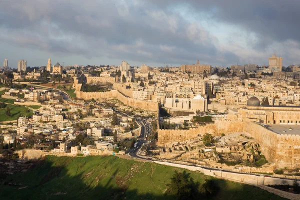 Jerusalem - Outlook from Mount of Olives to Dormition abbey and south part of town walls in morning light — Stock Photo, Image