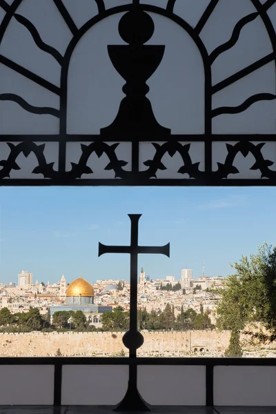 JERUSALEM, ISRAEL - Março 3, 2015: Perspectivas da janela da igreja Dominus Flevit no Monte das Oliveiras . — Fotografia de Stock