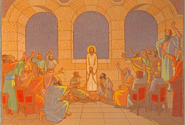 Jerusalem, Israël - 3 maart 2015: Het vonnis van Jezus vóór sanhedrin. Mozaïek in de kerk van St. Petrus in Gallicantu. — Stockfoto